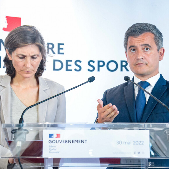 Amélie Oudéa-Castéra, ministre des Sports, et Gérald Darmanin, ministre de l'Intérieur en conférence de presse après la réunion des acteurs de l'organisation de la finale de la Ligue des Champions au au ministère français des sports, à Paris, France, le 30 mai 2022.