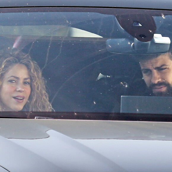 Exclusif - La chanteuse Shakira et son mari le footballeur Gerard Piqué quittent leur domicile à Barcelone le 15 octobre 2017.