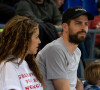 Shakira, son compagnon Gerard Piqué et leurs enfants Sasha, Milan dans les tribunes du match de basket entre le FC Barcelone et San Pablo Burgos à Barcelone.