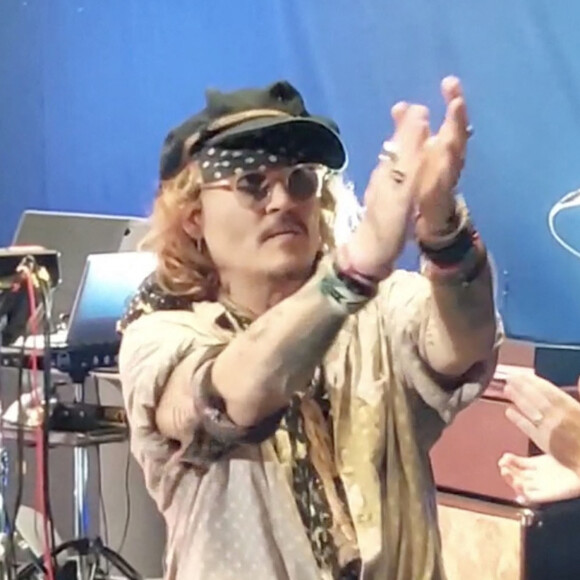 Johnny Depp joue au concert de Jeff Beck au Royal Albert Hall à Londres, dans l'attente du verdict de son procès contre A.Heard
