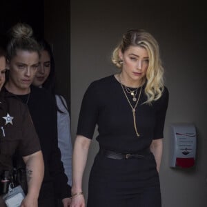 Amber Heard, accompagnée de sa soeur Whitney, sort du tribunal, alors que le verdict du procès en diffamation qui l'oppose à Johnny Depp est tombé. Fairfax, le 1er juin 2022.