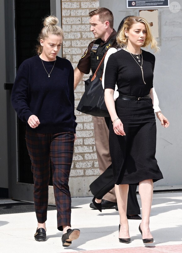 Amber Heard, accompagnée de sa soeur Whitney, sort du tribunal, alors que le verdict du procès en diffamation qui l'oppose à Johnny Depp est tombé. Fairfax, le 1er juin 2022.