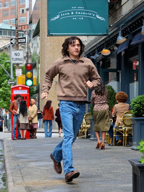Tom Holland sur le tournage de la série "The Crowded Room" à New York, le 25 mai 2022. 