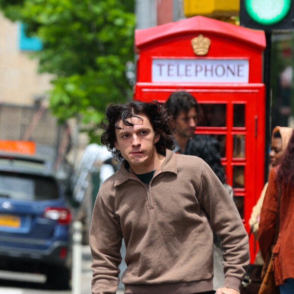Tom Holland sur le tournage de la série "The Crowded Room" à New York, le 25 mai 2022. 