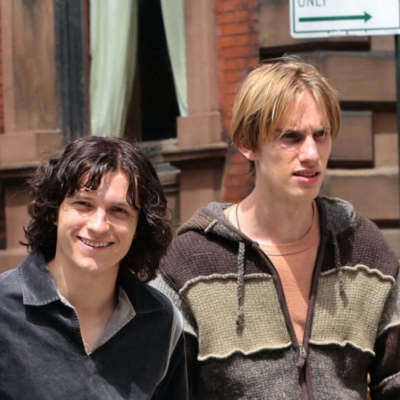 Tom Holland et Levon Thurman Hawke sur le tournage du film "The Crowded Room" à New York, le 9 mai 2022.  10 May 2022. Tom Holland and Levon Thurman Hawke pictured filming at "The Crowded Room" set in Brooklyn Heights, Brooklyn. 