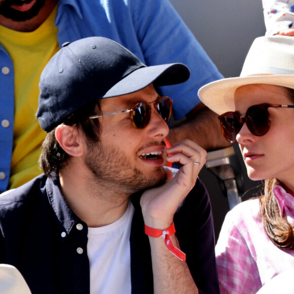 Le chanteur Vianney et sa femme Catherine Robert dans les tribunes lors des internationaux de France de Tennis de Roland Garros 2022 à Paris, France, le 2 juin 2022. © Dominique Jacovides/Bestimage 