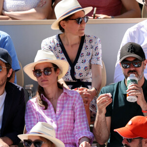 Le chanteur Vianney et sa femme Catherine Robert dans les tribunes lors des internationaux de France de Tennis de Roland Garros 2022 à Paris, France, le 2 juin 2022. © Dominique Jacovides/Bestimage 