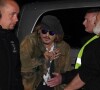 Johnny Depp vient saluer ses fans à la sortie du concert de Jeff Beck au Sage Gateshead le 2 juin 2022. 