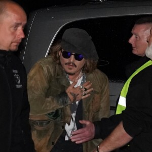 Johnny Depp vient saluer ses fans à la sortie du concert de Jeff Beck au Sage Gateshead le 2 juin 2022. 