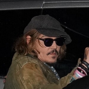 Johnny Depp vient saluer ses fans à la sortie du concert de Jeff Beck au Sage Gateshead