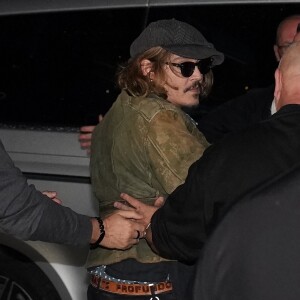 Johnny Depp vient saluer ses fans à la sortie du concert de Jeff Beck au Sage Gateshead le 2 juin 2022. 