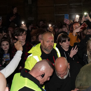 Johnny Depp vient saluer ses fans à la sortie du concert de Jeff Beck au Sage Gateshead le 2 juin 2022. 