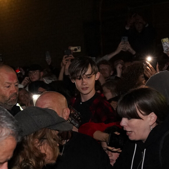 Johnny Depp vient saluer ses fans à la sortie du concert de Jeff Beck au Sage Gateshead le 2 juin 2022.