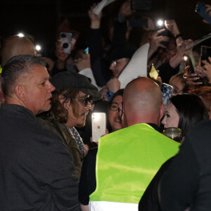 Johnny Depp vient saluer ses fans à la sortie du concert de Jeff Beck au Sage Gateshead le 2 juin 2022.