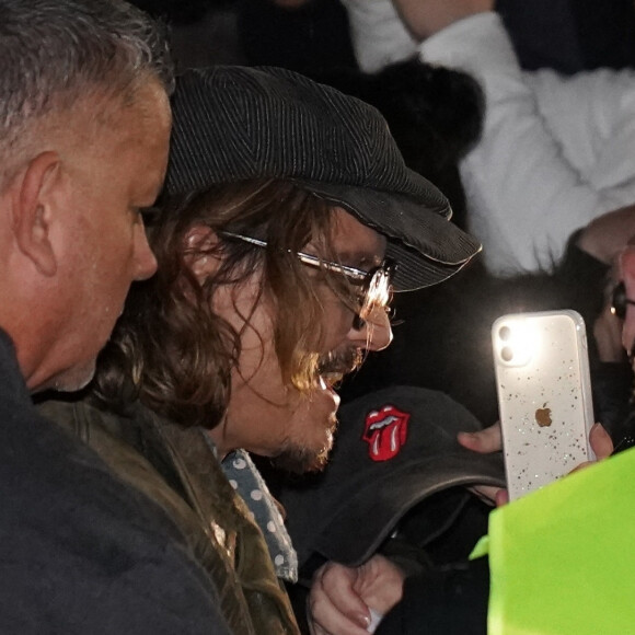 Johnny Depp vient saluer ses fans à la sortie du concert de Jeff Beck au Sage Gateshead le 2 juin 2022. 