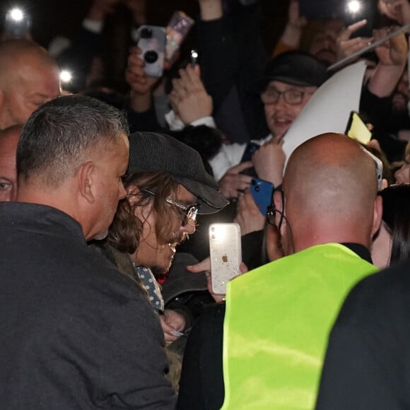 Johnny Depp vient saluer ses fans à la sortie du concert de Jeff Beck au Sage Gateshead le 2 juin 2022.