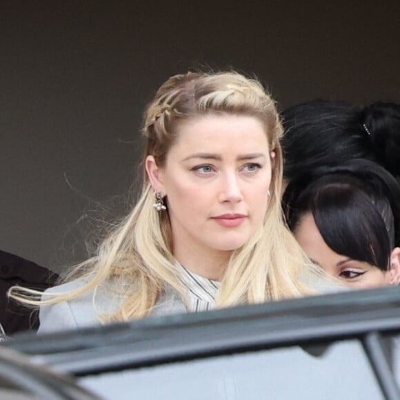 Amber Heard termine une autre journée lors de son procès intenté par son ex au palais de justice de Fairfax, Virginie, Etats-Unis, le 27 mai 2022. 