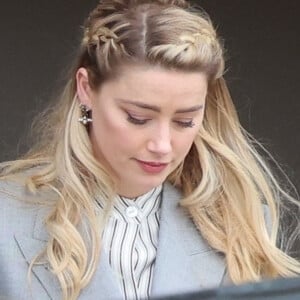 Amber Heard termine une autre journée lors de son procès intenté par son ex au palais de justice de Fairfax, Virginie, Etats-Unis, le 27 mai 2022. 