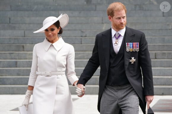 Le prince Harry, duc de Sussex, et Meghan Markle, duchesse de Sussex - Les membres de la famille royale et les invités à la sortie de la messe du jubilé, célébrée à la cathédrale Saint-Paul de Londres, Royaume Uni, le 3 juin 2022. © Avalon/Panoramic/Bestimage  The Duke and Duchess of Sussex leave the National Service of Thanksgiving at St Paul's Cathedral, London, on day two of the Platinum Jubilee celebrations for Queen Elizabeth II. The National Service marks The Queen's 70 years of service to the people of the United Kingdom, the Realms and the Commonwealth. Public service is at the heart of the event and over 400 recipients of Honours in the New Year or Birthday Honours lists have been invited in recognition of their contribution to public life. Drawn from all four nations of the United Kingdom, they include NHS and key workers, teaching staff, public servants, and representatives from the Armed Forces, charities, social enterprises and voluntary groups.,