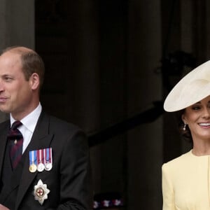 Le prince William, duc de Cambridge, et Catherine (Kate) Middleton, duchesse de Cambridge - Les membres de la famille royale et les invités à la sortie de la messe du jubilé, célébrée à la cathédrale Saint-Paul de Londres, Royaume Uni, le 3 juin 2022. © Avalon/Panoramic/Bestimage 