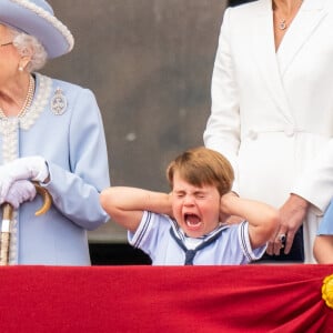 Le prince Charles, La reine Elisabeth II d'Angleterre, Le prince Louis de Cambridge, Catherine (Kate) Middleton, duchesse de Cambridge, la princesse Charlotte - Les membres de la famille royale saluent la foule depuis le balcon du Palais de Buckingham, lors de la parade militaire "Trooping the Colour" dans le cadre de la célébration du jubilé de platine (70 ans de règne) de la reine Elizabeth II à Londres, le 2 juin 2022. 