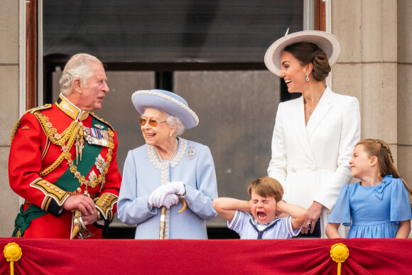 Le prince Charles, La reine Elisabeth II d'Angleterre, Le prince Louis de Cambridge, Catherine (Kate) Middleton, duchesse de Cambridge, la princesse Charlotte - Les membres de la famille royale saluent la foule depuis le balcon du Palais de Buckingham, lors de la parade militaire "Trooping the Colour" dans le cadre de la célébration du jubilé de platine (70 ans de règne) de la reine Elizabeth II à Londres, le 2 juin 2022. 