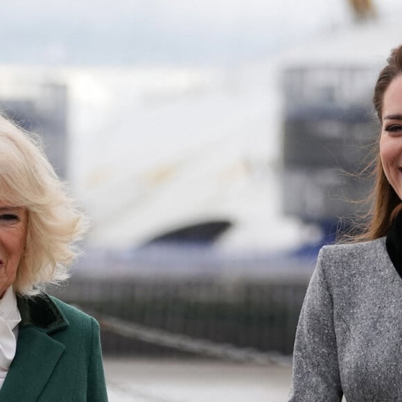 Le prince Charles, prince de Galles, Camilla Parker Bowles, duchesse de Cornouailles, et Catherine (Kate) Middleton, duchesse de Cambridge, arrivent pour une visite à la fondation Trinity Buoy Wharf, un site de formation pour les arts et la culture à Londres, Royaume Uni, le jeudi 3 février 2022. 