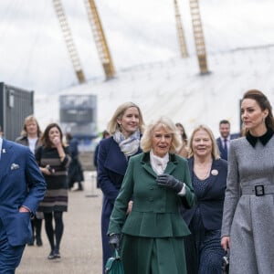 Le prince Charles, prince de Galles, Camilla Parker Bowles, duchesse de Cornouailles, et Catherine (Kate) Middleton, duchesse de Cambridge, arrivent pour une visite à la fondation Trinity Buoy Wharf, un site de formation pour les arts et la culture à Londres, Royaume Uni, le jeudi 3 février 2022. 