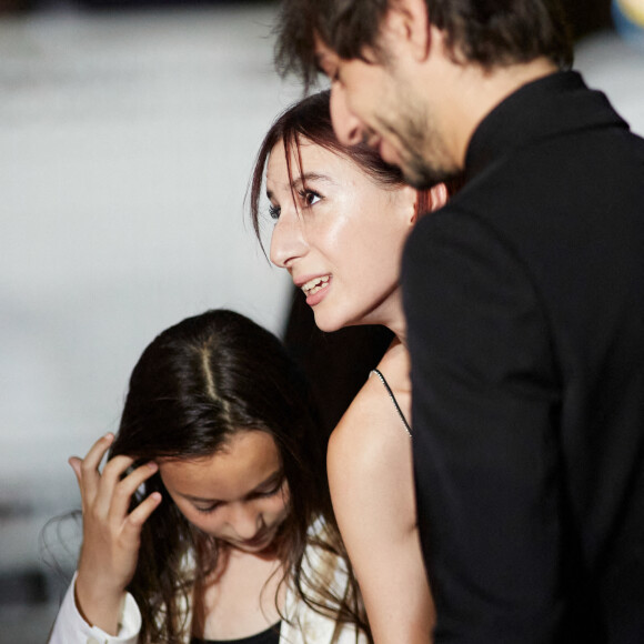 Alice, Ben et Joe Attal (les enfants de Charlotte Gainsbourg) - Montée des marches du film "Jane par Charlotte" lors du 74ème Festival International du Film de Cannes. Le 7 juillet 2021 © Borde-Jacovides-Moreau / Bestimage 