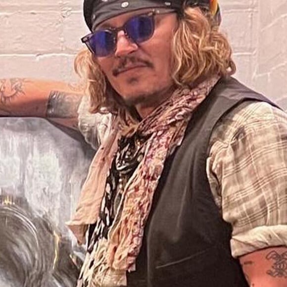 L'artiste Scott Greenwood présente son oeuvre à Johnny Depp à l'o2 apollo de Manchester, Royaume Uni, le 4 juin 2022. Johnny Depp a signé des autographe de copies pour toute la famille de l'artiste.
