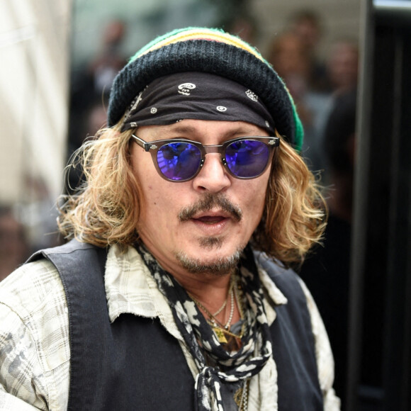 Johnny Depp signe des autographes à la sortie de son hôtel à Manchester. Le 4 juin 2022