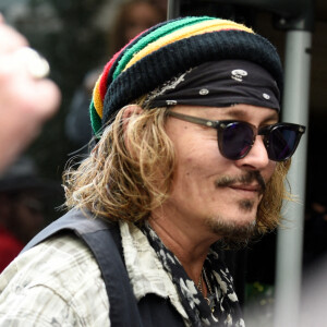 Johnny Depp signe des autographes à la sortie de son hôtel à Manchester. Le 4 juin 2022