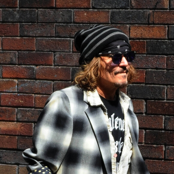 Johnny Depp signe des autographes en quittant les répétitions de son concert au Sage Gateshead à Glasgow, où il joue sur scène avec J.Beck. A l'issue de la bataille juridique pour diffamation, l'acteur a obtenu 15 millions de dollars de dommages et intérêts. Le 3 juin 2022.