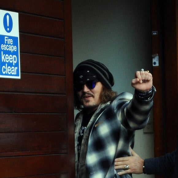 Johnny Depp signe des autographes en quittant les répétitions de son concert au Sage Gateshead à Glasgow, où il joue sur scène avec J.Beck. A l'issue de la bataille juridique pour diffamation, l'acteur a obtenu 15 millions de dollars de dommages et intérêts. Le 3 juin 2022.