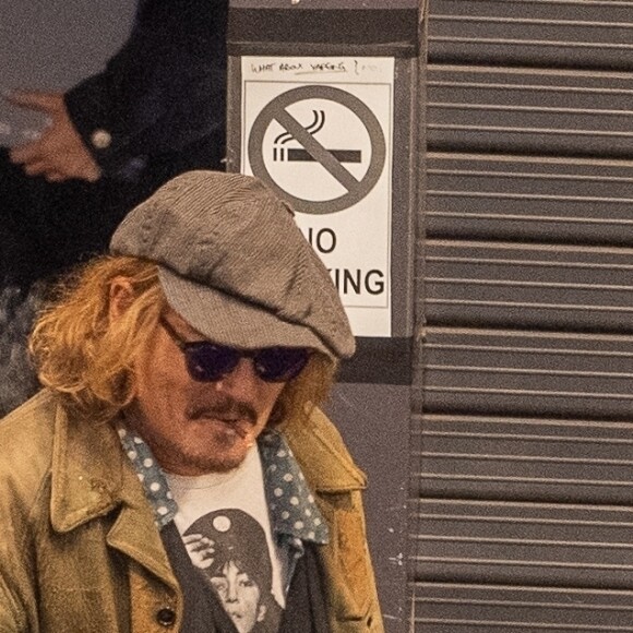 Johnny Depp vient saluer ses fans à la sortie du concert de Jeff Beck au Sage Gateshead le 2 juin 2022.
