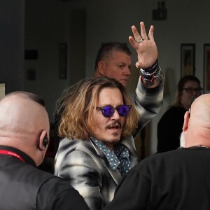 Johnny Depp salue ses fans en arrivant à la salle de concert "The Sage" à Newcastle, alors qu'il vient de gagner son procès contre A.Heard, le 2 juin 2022. A l'issue de la bataille juridique pour diffamation, l'acteur a obtenu 15 millions de dollars de dommages et intérêts.