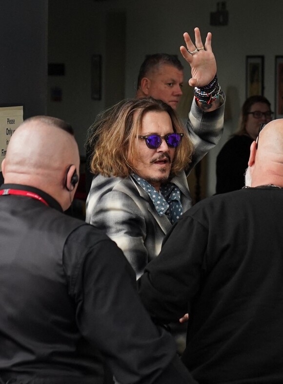 Johnny Depp salue ses fans en arrivant à la salle de concert "The Sage" à Newcastle, alors qu'il vient de gagner son procès contre A.Heard, le 2 juin 2022. A l'issue de la bataille juridique pour diffamation, l'acteur a obtenu 15 millions de dollars de dommages et intérêts.