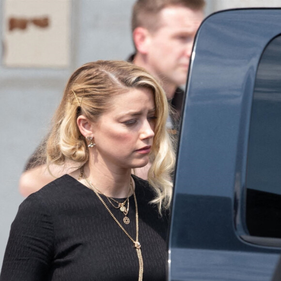 Amber Heard à la sortie du tribunal de Fairfax. Amber Heard a été condamné à verser à J. Depp, 8 millions de dollars pour diffamation. Fairfax, le 1er juin 2022.  Amber Heard departs the Fairfax County Courthouse, in Fairfax, Virginia, after the verdict was announced in the civil trial with Johnny Depp, Wednesday, June 1, 2022. Depp brought a defamation lawsuit against his former wife, actress Amber Heard, after she wrote an op-ed in The Washington Post in 2018 that, without naming Depp, accused him of domestic abuse. 