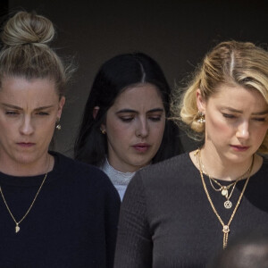 Amber Heard, accompagnée de sa soeur Whitney, sort du tribunal, alors que le verdict du procès en diffamation qui l'oppose à Johnny Depp est tombé. Fairfax, le 1er juin 2022. L'actrice, qui s'était décrite comme une victime de violences conjugales dans une tribune publiée en 2018 par le " Washington Post ", a été condamnée à verser quinze millions de dollars de dommages et intérêts à Johnny Depp pour diffamation.