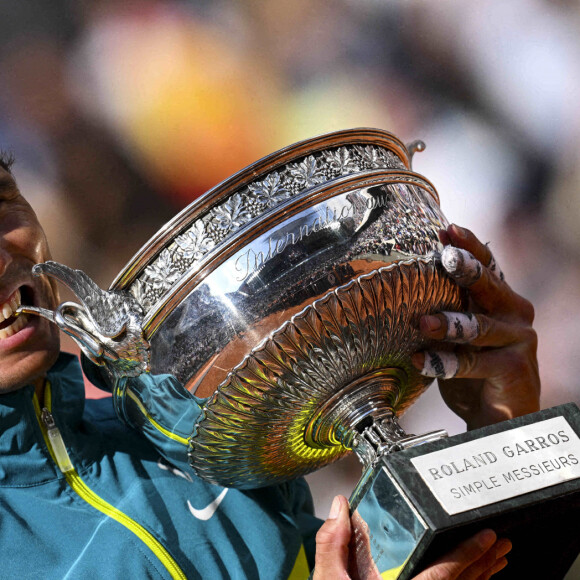 Rafael Nadal (Esp) mordant dans le trophée la Coupe des Mousquetaires du vainqueur lors de la finale simple messieurs (jour 15) aux Internationaux de France de tennis de Roland Garros à Paris, France, le 5 juin 2022. Nadal gagne son 14ème Roland-Garros, 6-3, 6-3, 6-0, (22 titres du grand chelem). © Jean-Baptiste Autissier/Panoramic/Bestimage