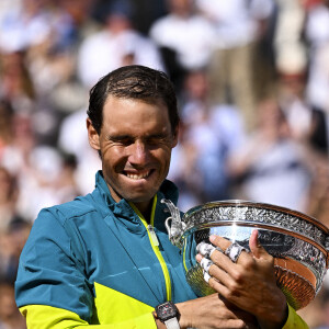 Joie de Rafael Nadal (Esp) soulevant le trophée la Coupe des Mousquetaires du Vainqueur lors de la finale simple messieurs (jour 15) aux Internationaux de France de tennis de Roland Garros à Paris, France, le 5 juin 2022. Nadal gagne son 14ème Roland-Garros, 6-3, 6-3, 6-0, (22 titres du grand chelem). © Jean-Baptiste Autissier/Panoramic/Bestimage