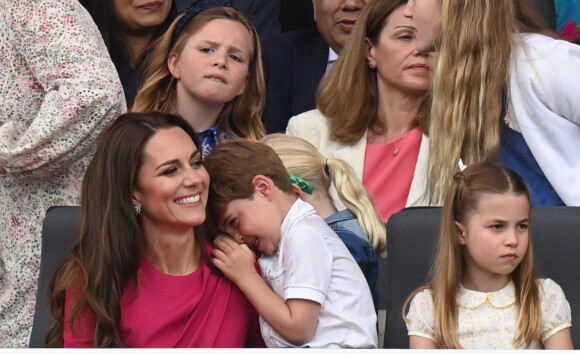 Kate Catherine Middleton, duchesse de Cambridge, le prince Louis, la princesse Charlotte, Mia Tindall - La famille royale d'Angleterre lors de la parade devant le palais de Buckingham, à l'occasion du jubilé de la reine d'Angleterre. le 5 juin 2022