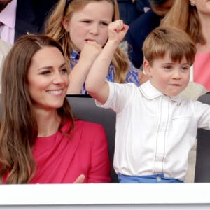 Kate Catherine Middleton, duchesse de Cambridge, le prince Louis, la princesse Charlotte - La famille royale d'Angleterre lors de la parade devant le palais de Buckingham, à l'occasion du jubilé de la reine d'Angleterre. Le 5 juin 2022 