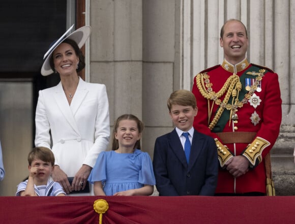 Catherine Kate Middleton, duchesse de Cambridge, le prince William, duc de Cambridge et leurs enfants le prince Louis, la princesse Charlotte et le prince George - Les membres de la famille royale regardent le défilé Trooping the Colour depuis un balcon du palais de Buckingham à Londres lors des célébrations du jubilé de platine de la reine le 2 juin 2022. 