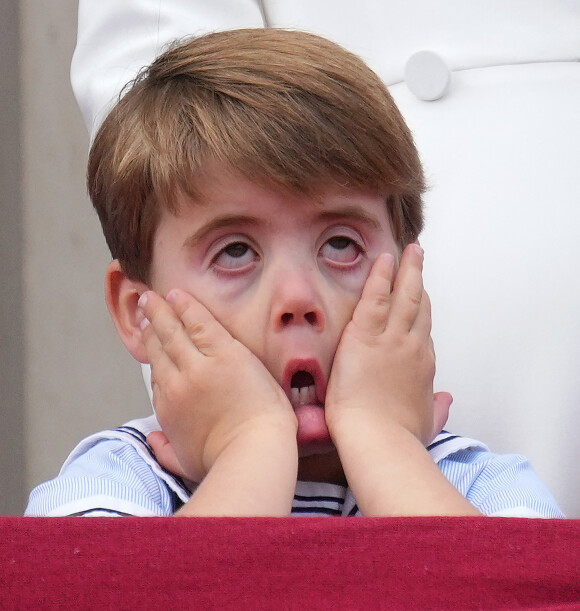 Le prince Louis de Cambridge - Les membres de la famille royale regardent le défilé Trooping the Colour depuis un balcon du palais de Buckingham à Londres lors des célébrations du jubilé de platine de la reine