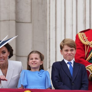 Catherine Kate Middleton, duchesse de Cambridge, le prince William, duc de Cambridge et leurs enfants, le prince Louis, le prince George et la princesse Charlotte - Les membres de la famille royale regardent le défilé Trooping the Colour depuis un balcon du palais de Buckingham à Londres lors des célébrations du jubilé de platine de la reine le 2 juin 2022. 