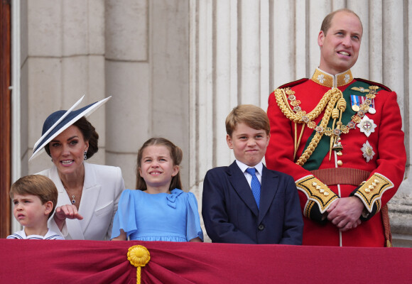 Catherine Kate Middleton, duchesse de Cambridge, le prince William, duc de Cambridge et leurs enfants, le prince Louis, le prince George et la princesse Charlotte - Les membres de la famille royale regardent le défilé Trooping the Colour depuis un balcon du palais de Buckingham à Londres lors des célébrations du jubilé de platine de la reine le 2 juin 2022. 