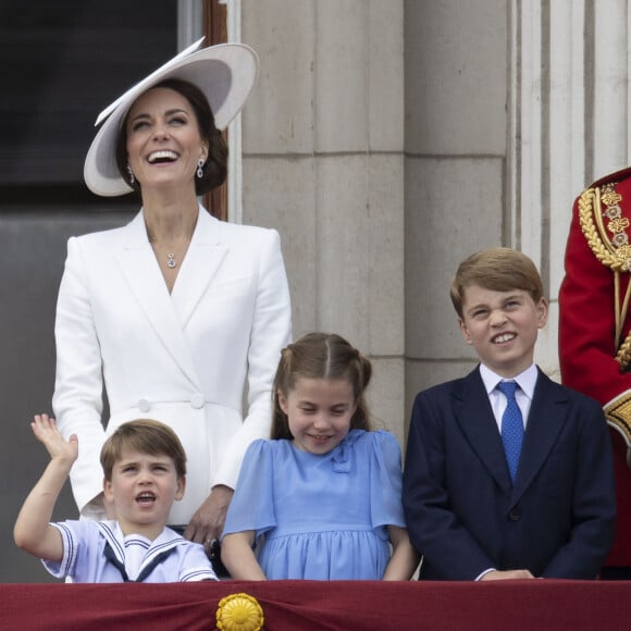 Catherine (Kate) Middleton, duchesse de Cambridge, le prince Louis de Cambridge, la princesse Charlotte de Cambridge, le prince George de Cambridge - Les membres de la famille royale saluent la foule depuis le balcon du Palais de Buckingham, lors de la parade militaire "Trooping the Colour" dans le cadre de la célébration du jubilé de platine (70 ans de règne) de la reine Elizabeth II à Londres, le 2 juin 2022. © Avalon/Panoramic/Bestimage 