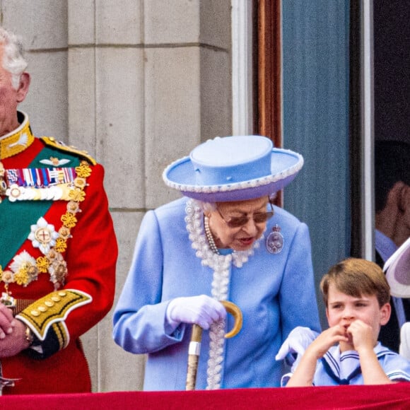 Le prince Charles, prince de Galles, La reine Elisabeth II d'Angleterre, Catherine (Kate) Middleton, duchesse de Cambridge, le prince Louis de Cambridge - Les membres de la famille royale saluent la foule depuis le balcon du Palais de Buckingham, lors de la parade militaire "Trooping the Colour" dans le cadre de la célébration du jubilé de platine (70 ans de règne) de la reine Elizabeth II à Londres, le 2 juin 2022. 