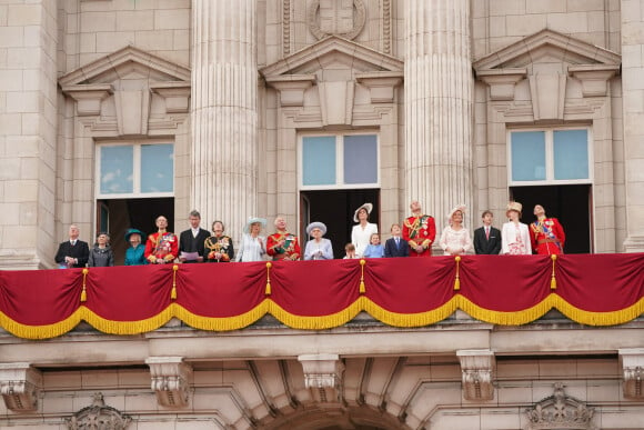 Le prince Richard, duc de Gloucester, Birgitte Eva, duchesse de Gloucester, la princesse Alexandra de Kent, le prince Edward, duc de Kent, Timothy Laurence, la princesse Anne, Camilla Parker Bowles, duchesse de Cornouailles, le prince Charles, prince de Galles, la reine Elisabeth II d'Angleterre, le prince William, duc de Cambridge, et Catherine (Kate) Middleton, duchesse de Cambridge, le prince George de Cambridge, la princesse Charlotte de Cambridge, le prince Louis de Cambridge, Sophie Rhys-Jones, comtesse de Wessex, James Mountbatten-Windsor, Louise Mountbatten-Windsor (Lady Louise Windsor), le prince Edward, comte de Wessex -Les membres de la famille royale saluent la foule depuis le balcon du Palais de Buckingham, lors de la parade militaire "Trooping the Colour" dans le cadre de la célébration du jubilé de platine (70 ans de règne) de la reine Elizabeth II à Londres, le 2 juin 2022. 